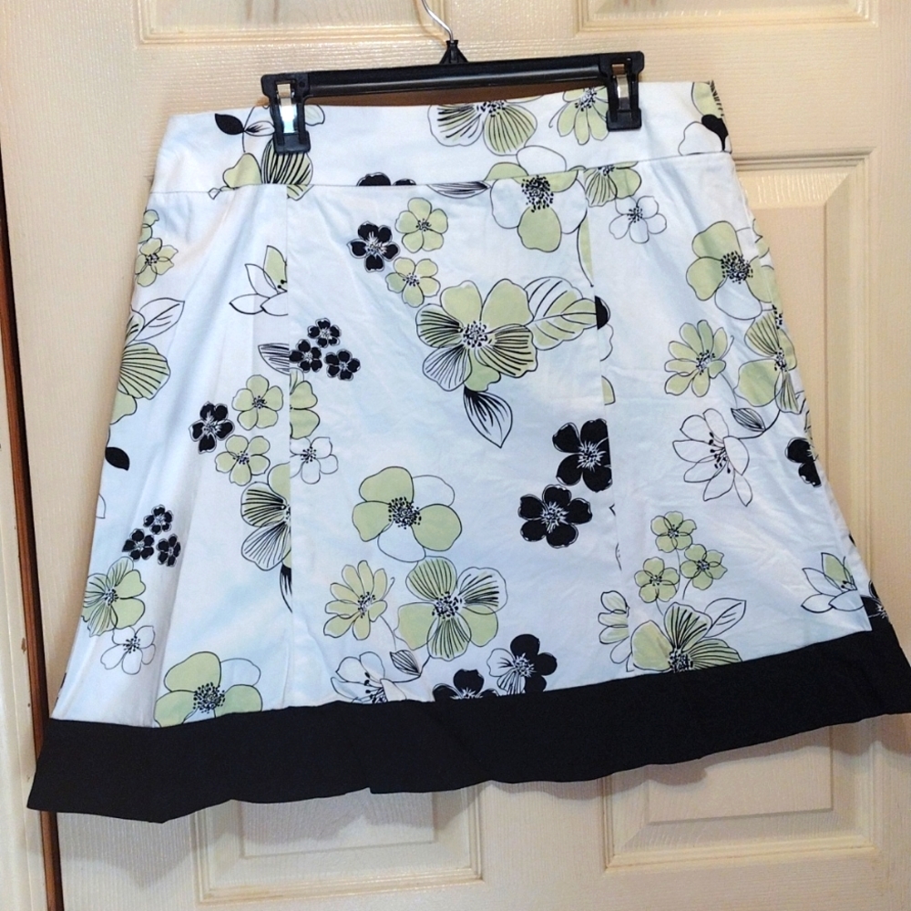 Woman's floral skirt 14p